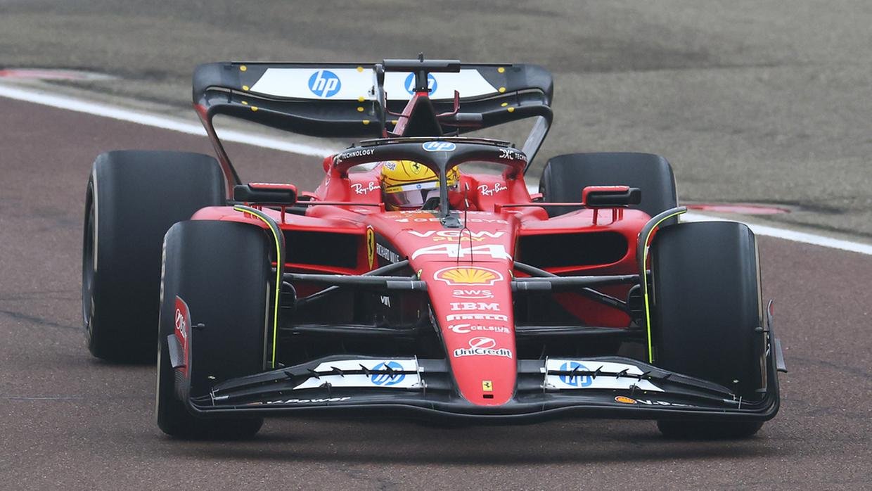 Hamilton pilota carro da Ferrari pela primeira vez